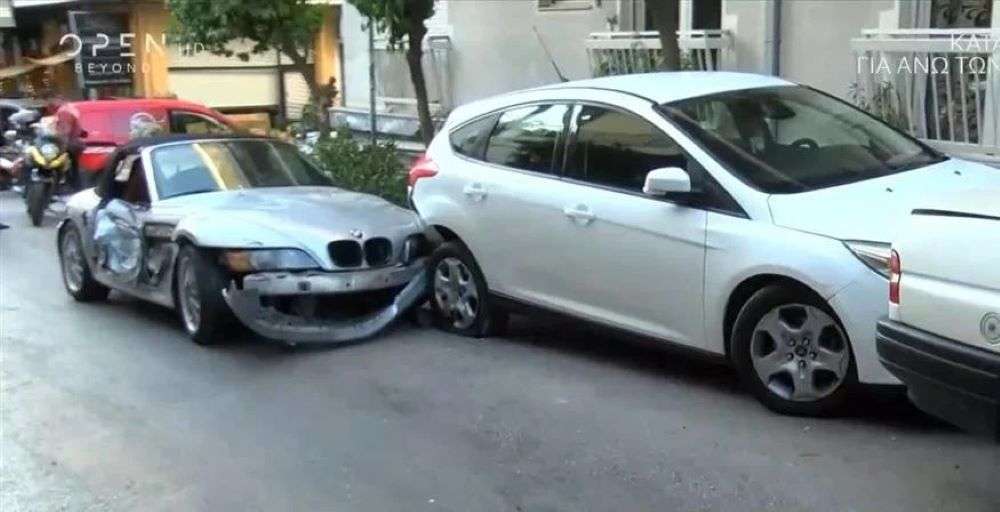 Λεωφορείο συγκρούστηκε με ΙΧ και μετά έπεσε σε σταθμευμένα οχήματα