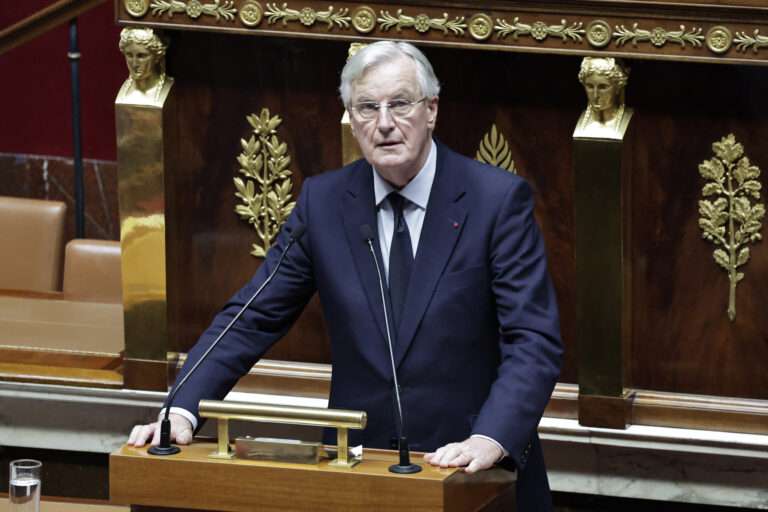 Η πρόταση μομφής εναντίον της κυβέρνησης Μπαρνιέ θα συζητηθεί αύριο