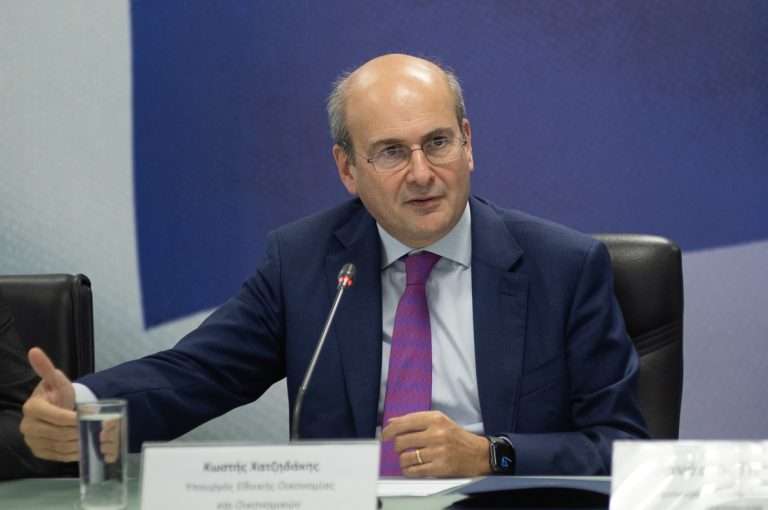 Δηλώσεις Χατζηδάκη για την μείωση των τραπεζικών προμηθειών