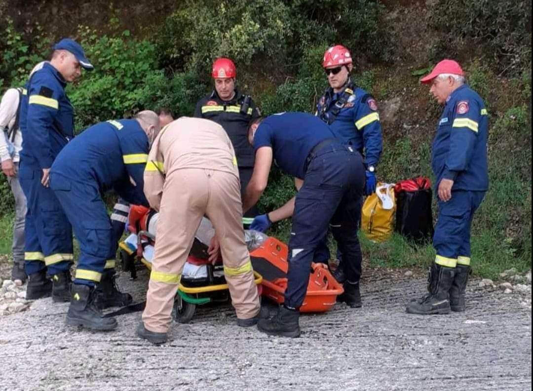 Αχαΐα: Με σπασμένο γόνατο ο πυροσβέστης που έπεσε σε χαράδρα!