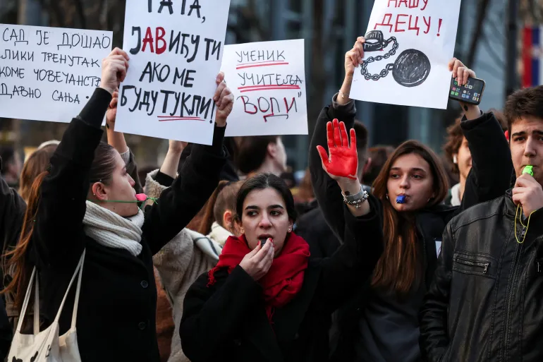 Σερβία: Συνεχίζονται οι κινητοποιήσεις – Μεγαλειώδης συγκέντρωση και πορεία από φοιτητές στο Νόβι Σαντ