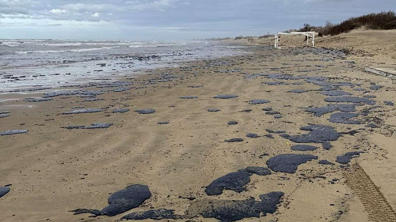 Ειδικές υπηρεσίες απομακρύνουν πάνω από 4.000 τόνους μολυσμένου εδάφους στην περιοχή Κρασνοντάρ της Κριμαίας