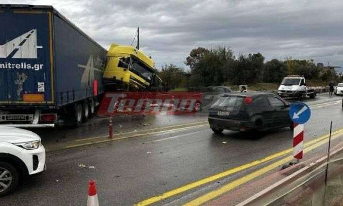 Σοβαρό τροχαίο στην Πάτρα: Νταλίκα δίπλωσε, πέρασε στο αντίθετο ρεύμα και καρφώθηκε στις μπάρες