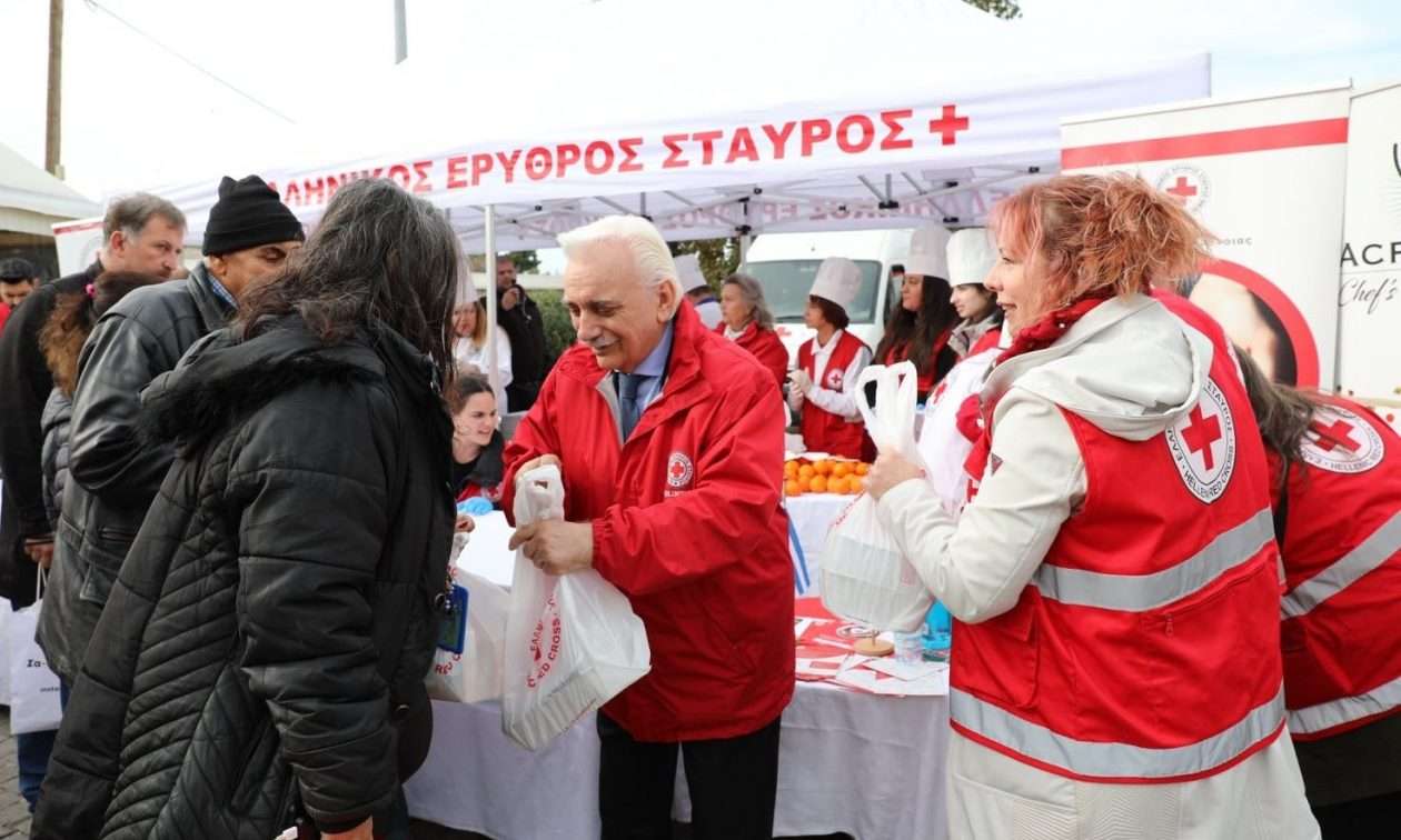 Ο Ελληνικός Ερυθρός Σταυρός προσέφερε εορταστικά γεύματα σε 250 άστεγους συμπολίτες μας