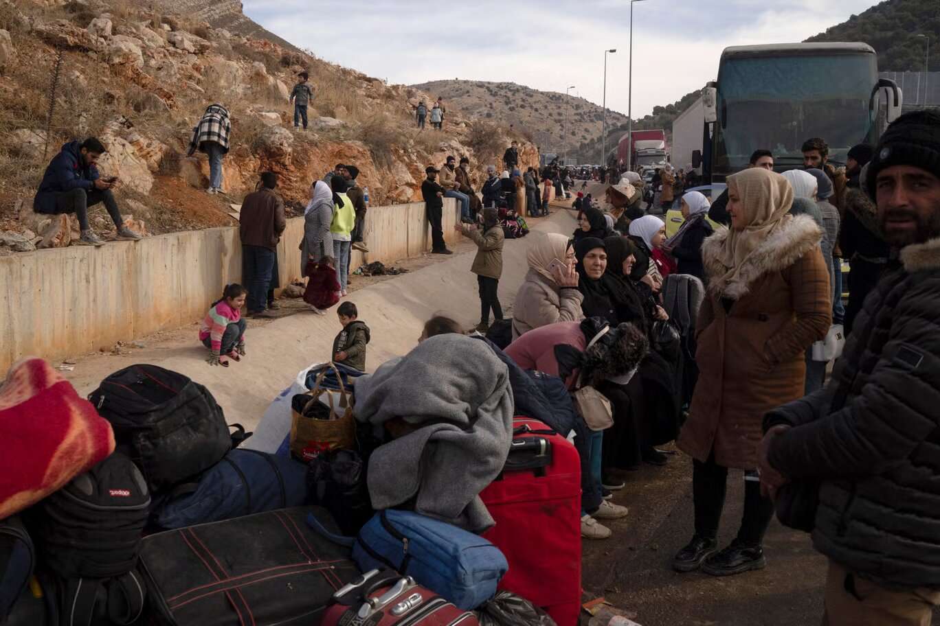 Χιλιάδες περιμένουν στην ουρά για να εγκαταλείψουν τη Συρία καθώς οι εθνοτικές μειονότητες φοβούνται το μέλλον μετά τον Άσαντ