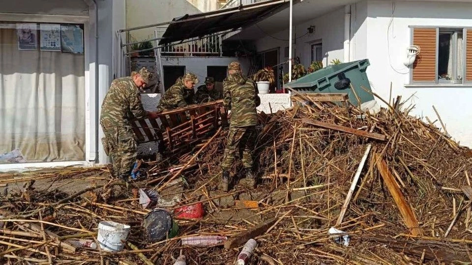 Κακοκαιρία Bora: Ανέλαβε δράση ο στρατός με επιχειρήσεις απεγκλωβισμών και αποκατάσταση ζημιών