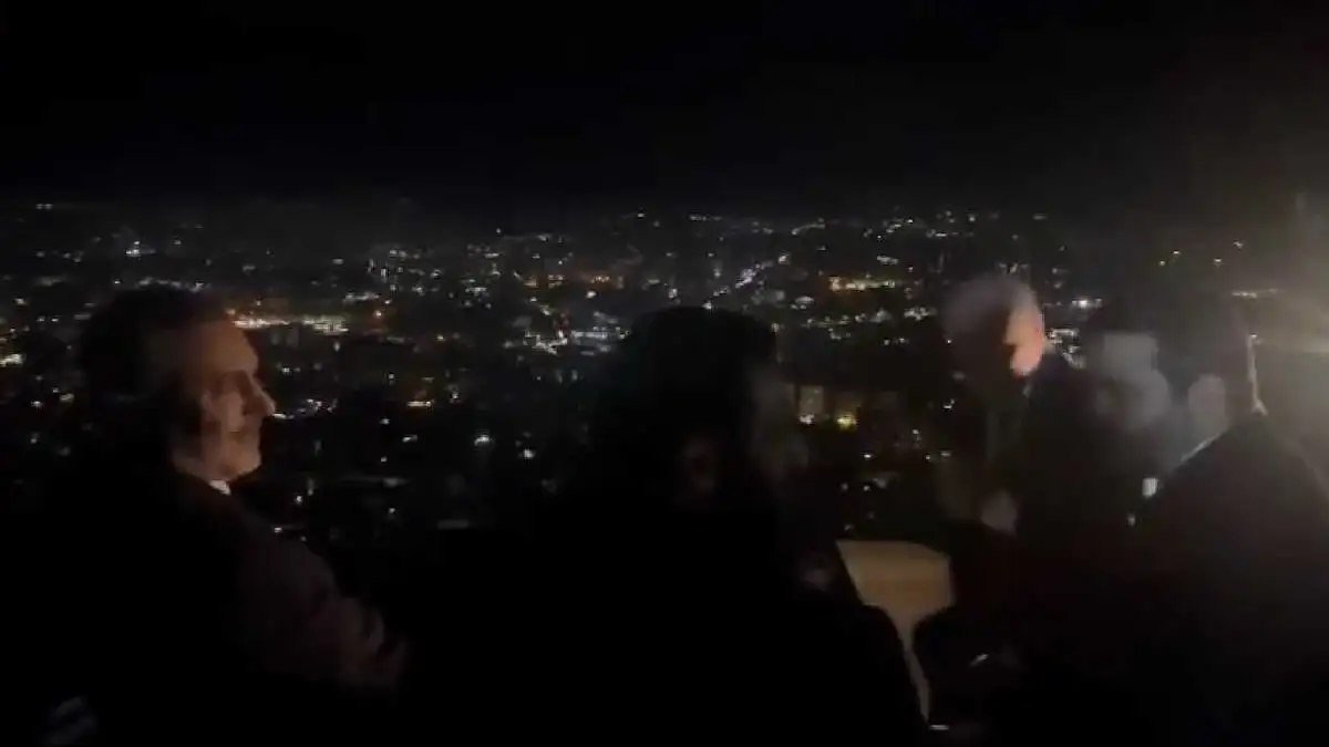 Χακάν Φιντάν και αλ Τζολάνι με τσάι και νυχτερινή θέα στο όρος Κασιούν της Δαμασκού