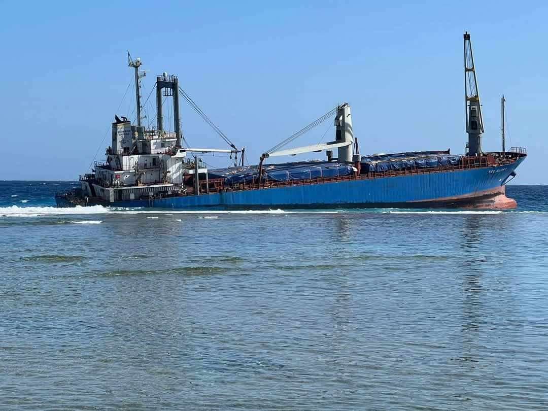 Φορτηγό πλοίο βυθίζεται στην Ερυθρά Θάλασσα