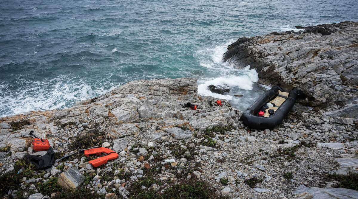 Αγνοείται τετραμελής οικογένεια μετά από ναυάγιο υπό σφοδρή κακοκαιρία