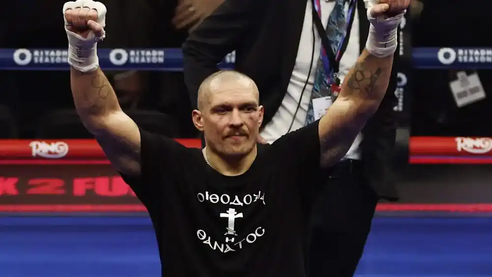 Oleksandr Usyk: Ο Ουκρανός πυγμάχος που φόρεσε μπλούζα με τη φράση «Ορθοδοξία ή Θάνατος» στα ελληνικά μέσα στη Σαουδική Αραβία