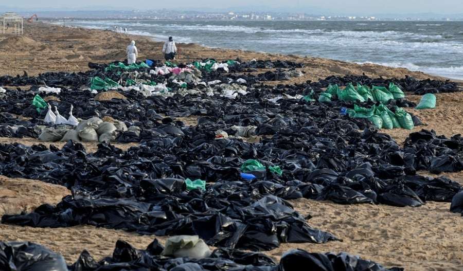 Οι αρχές θεσπίζουν περιφερειακή κατάσταση έκτακτης ανάγκης στην Κριμαία λόγω πετρελαιοκηλίδας