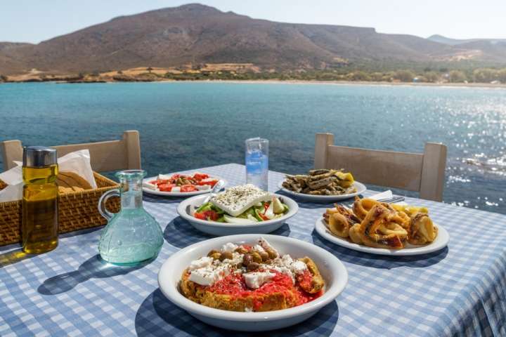Το TasteAtlas ανακοίνωσε τις 50 καλύτερες κουζίνες στον κόσμο – Τα βλέμματα τράβηξε η πρωτιά της Ελλάδας!
