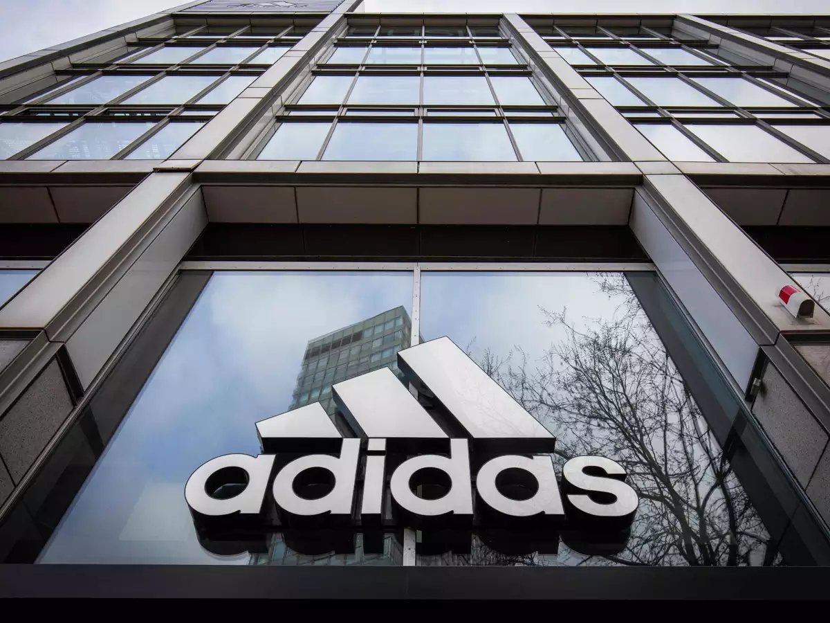 Adidas: Φορολογική «έφοδος» στα γραφεία της εταιρείας