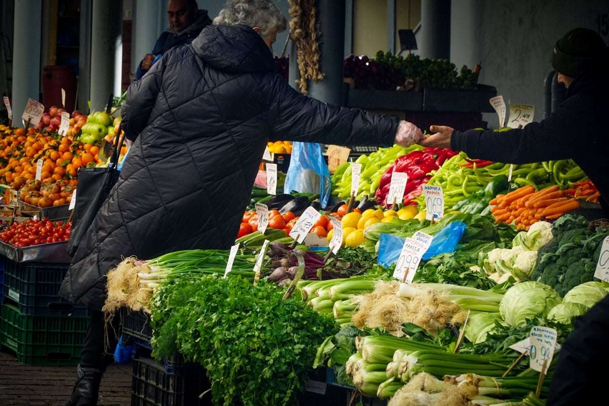 Η πρώτη απογευματινή λαϊκή είναι γεγονός – Πού ανοίγει η αυλαία και γιατί προκαλεί ενθουσιασμό