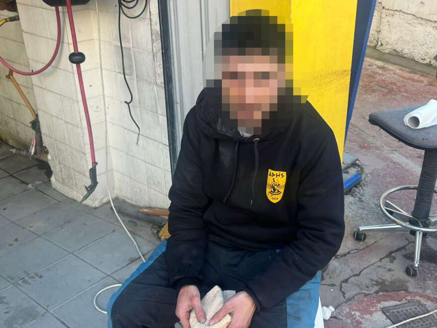 Ξυλοδαρμός υπαλλήλου σε βενζινάδικο: «Είναι Αφγανός, δεν ξέρει από ομάδες, φορούσε μπλούζα του Άρη για να μην κρυώνει» (video)