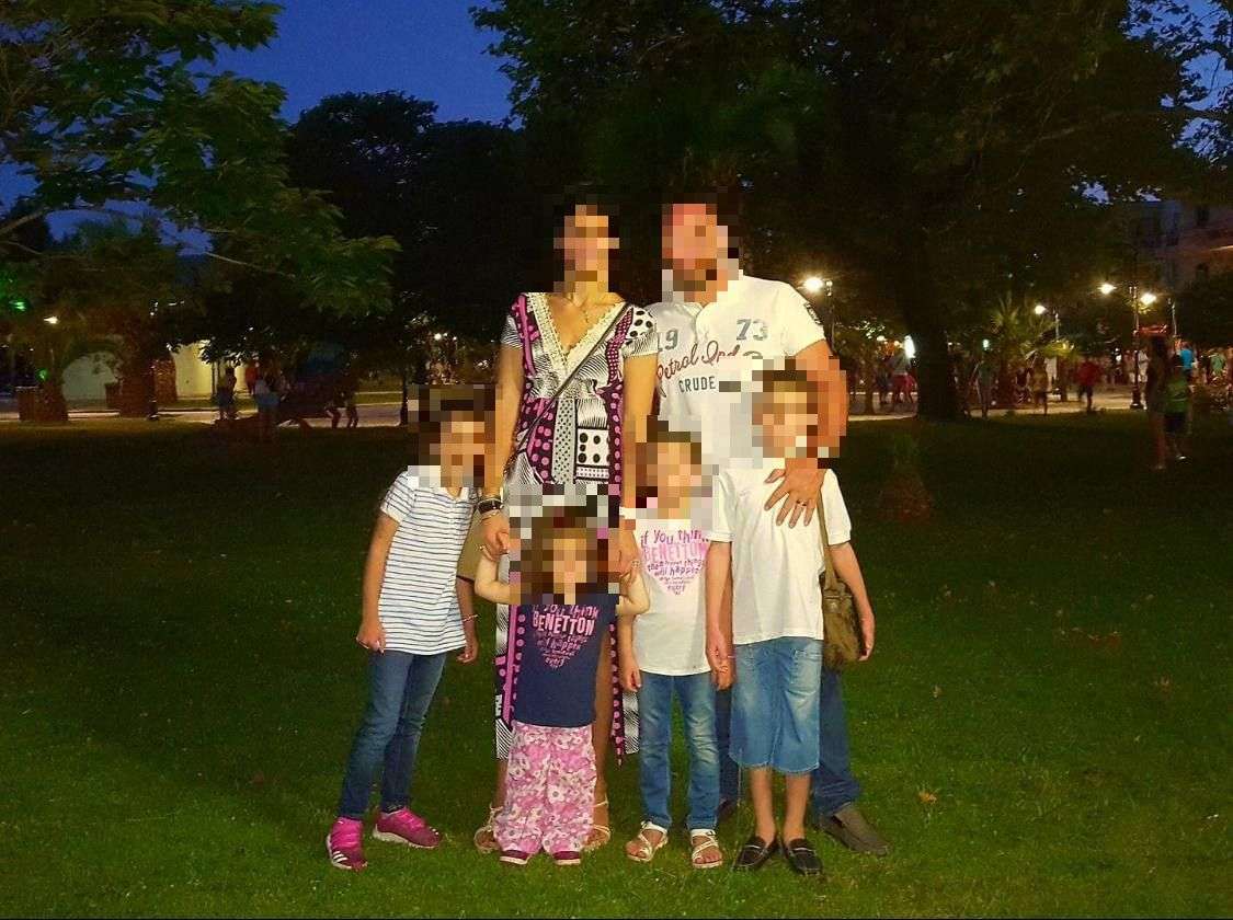 «Μας ανάγκαζε να κυκλοφορούμε γυμνοί στο σπίτι – Με κακοποιεί από τη β’ δημοτικού»