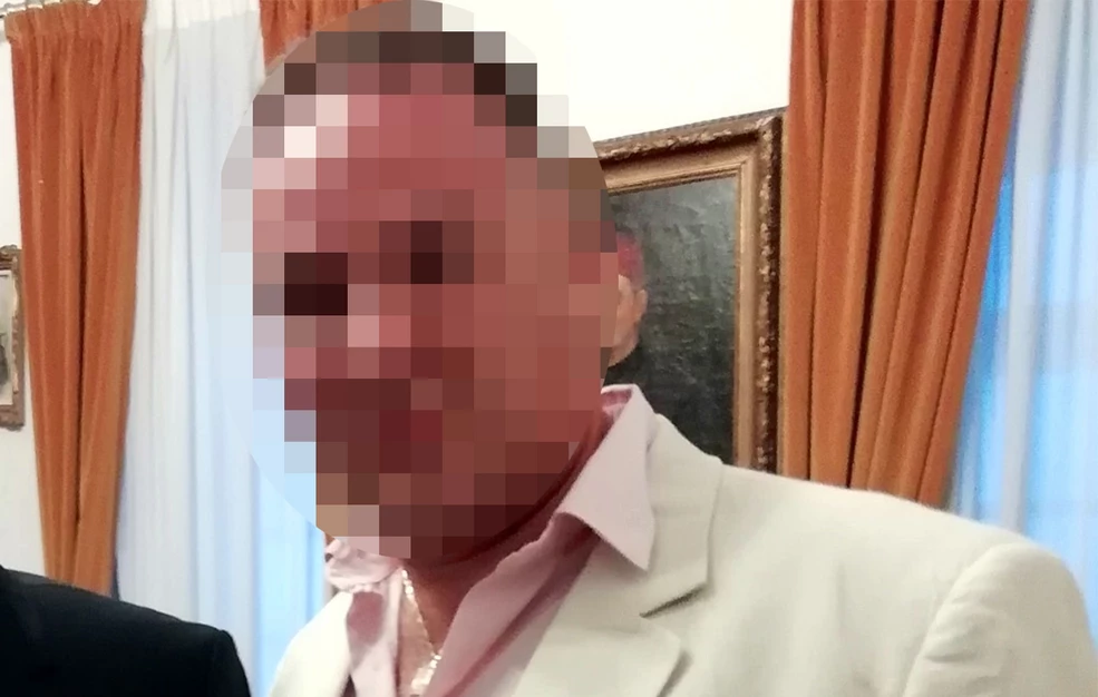 «Να δούμε πρώτα αν ισχύει η καταγγελία», λέει ο δικηγόρος του αστυνομικού της Βουλής που κατηγορείται ότι βίαζε τα παιδιά του