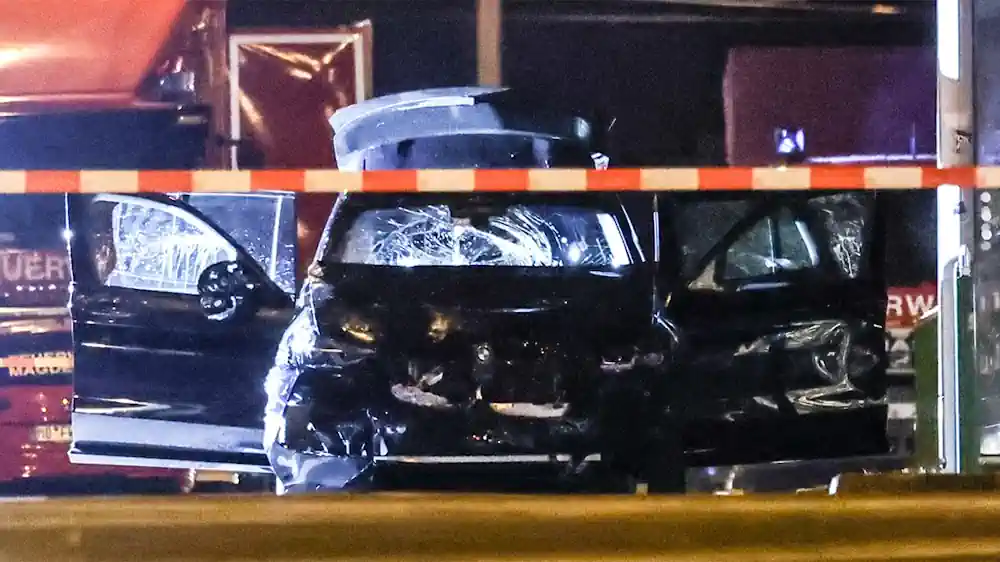 Σοκαριστική εικόνα της διαλυμένης BMW που σάρωσε πάνω από 200 ανθρώπους στο Μαγδεμβούργο – Πώς ο ψυχίατρος εκμεταλλεύθηκε τα κενά ασφαλείας