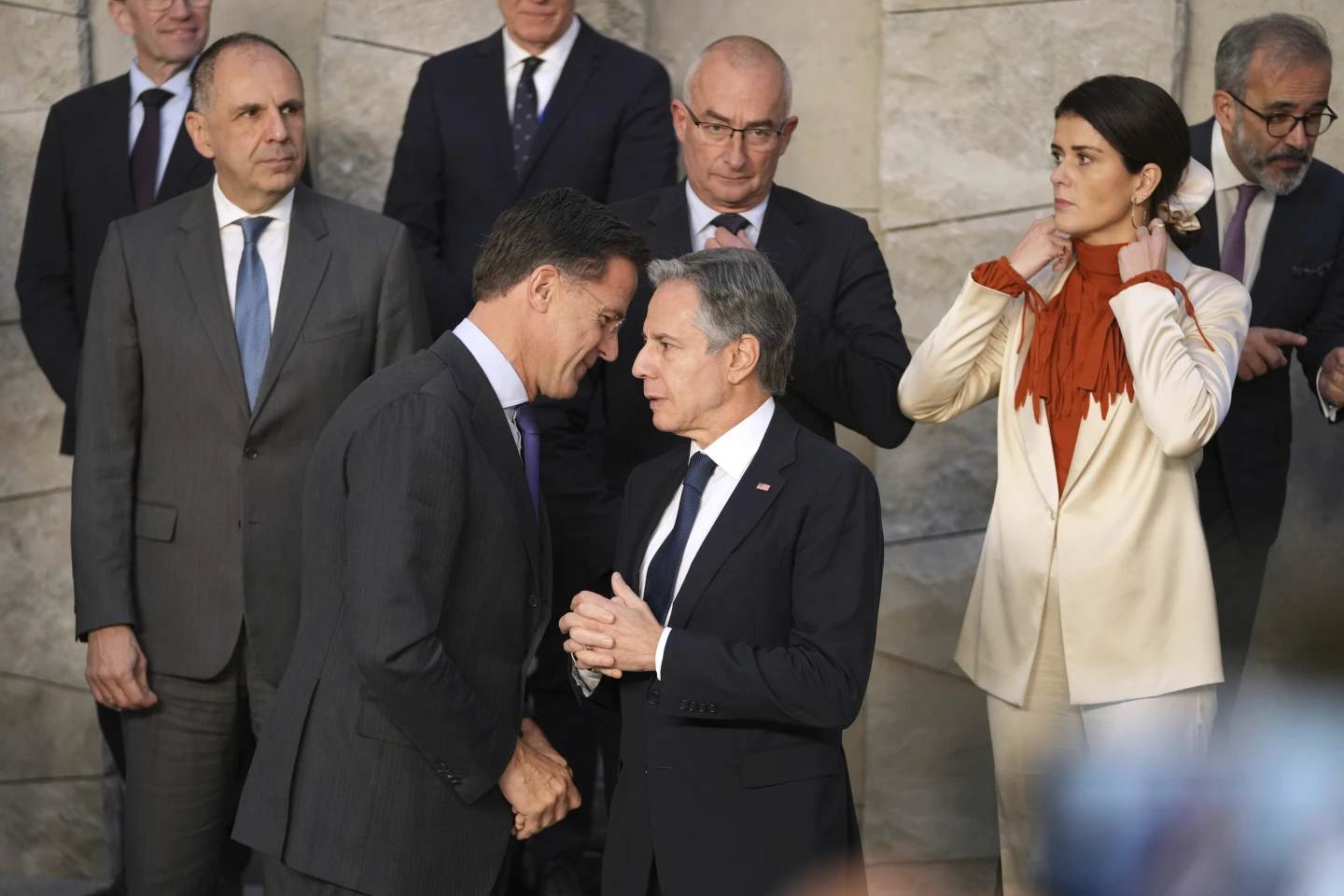 Ο επικεφαλής του ΝΑΤΟ καλεί τους Ευρωπαίους συμμάχους να αυξήσουν τις αμυντικές δαπάνες