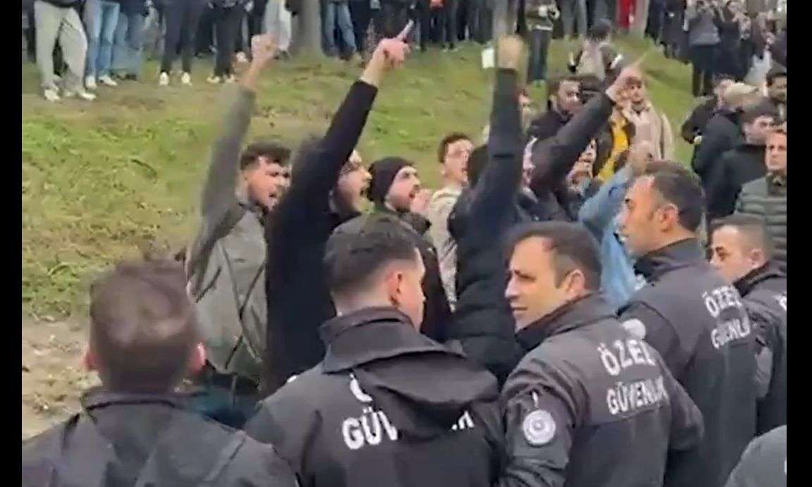 Ένταση σε πανεπιστήμιο για τον στολισμό χριστουγεννιάτικου δέντρου