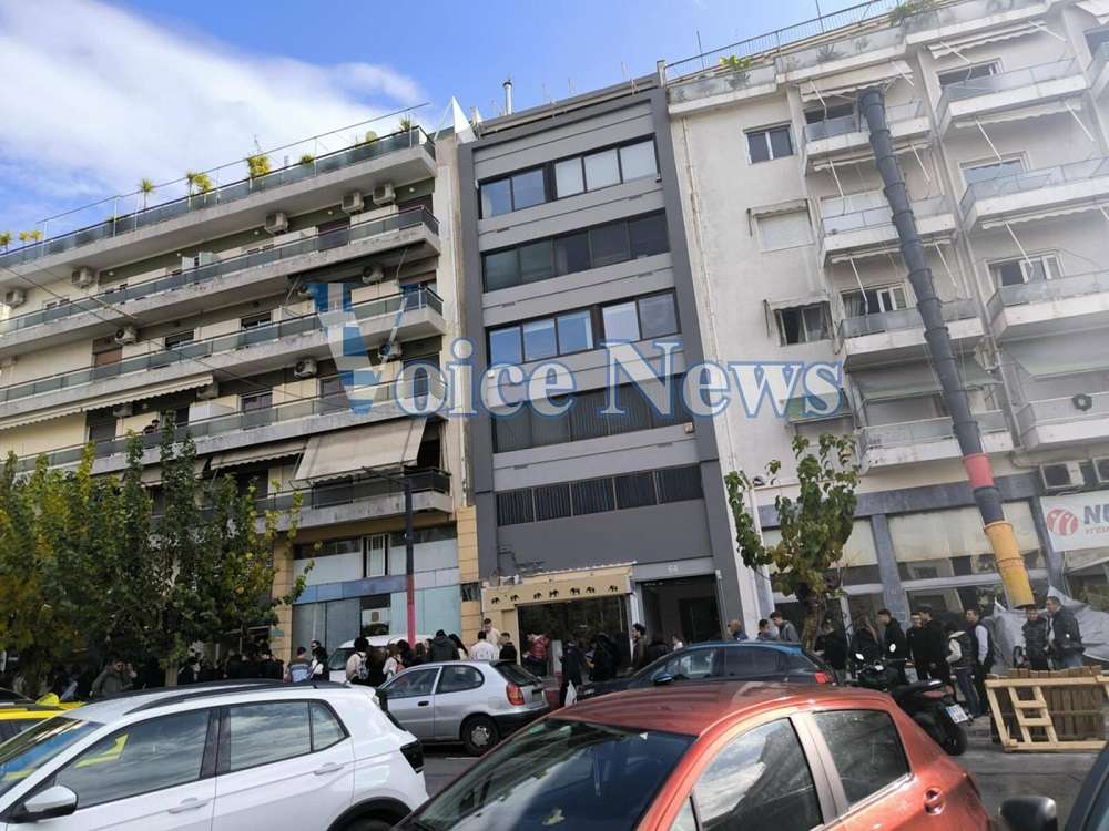 Αθήνα – Ουρές 70 μέτρων για ένα δωρεάν μπέργκερ (Αποκλειστικές φωτογραφίες)