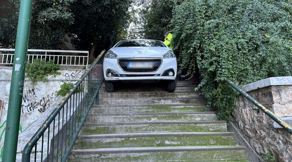 Γκύζη: Ένα ασυνήθιστο τροχαίο με αυτοκίνητο στα σκαλιά