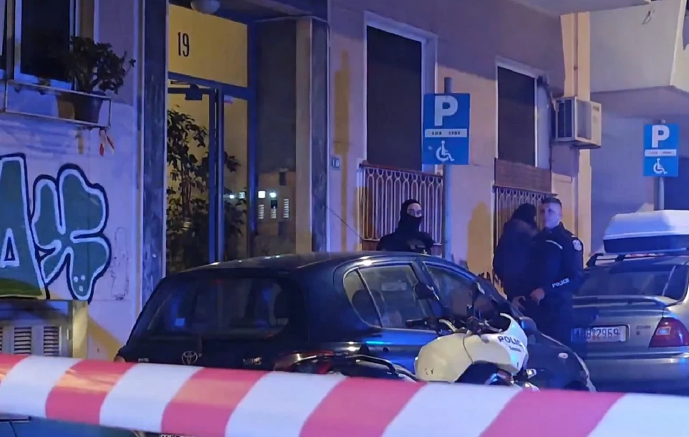 Αμπελόκηποι: Ο 39χρονος παρίστανε τη σύζυγό του σε μηνύματα μετά τη δολοφονία της – Φωτογραφίες από το πατάρι της φρίκης