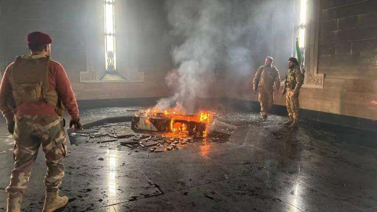 Τζιχαντιστές έκαψαν το φέρετρο και ισοπέδωσαν τον τάφο του πατέρα του Άσαντ!