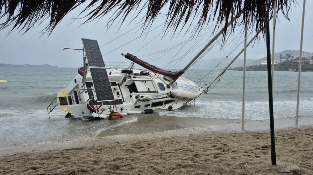 Ιστιοπλοϊκό σκάφος ξεβράστηκε στην ακτή κατά τη διάρκεια της καταιγίδας στην Αλικαρνασσό