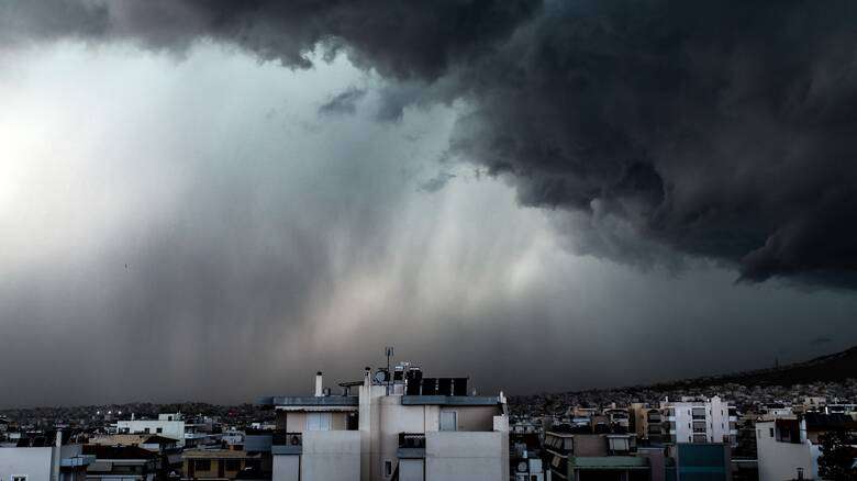 Επιστρέφουν οι βροχές από Τετάρτη, αλλά με υψηλές θερμοκρασίες – Η πρόγνωση Γιαννόπουλου