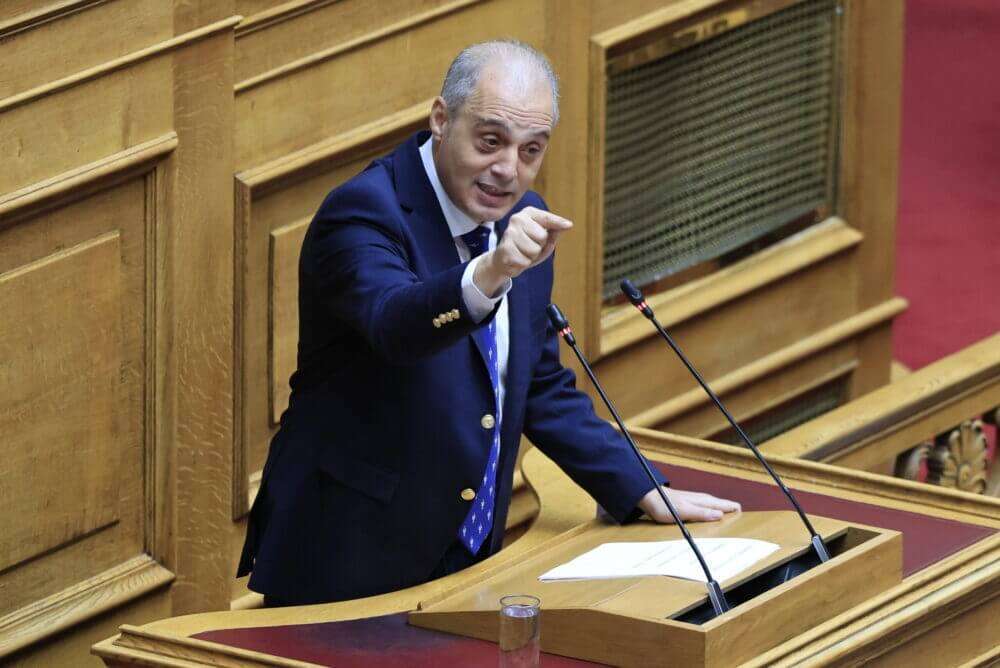 O Κ. Βελόπουλος ΖΩΝΤΑΝΑ λίγο μετά τις 13:00 στη Βουλή – Η ΑΠΟΛΥΤΗ ΣΥΓΚΡΟΥΣΗ ΜΕ ΤΟΝ ΜΗΤΣΟΤΑΚΗ ΓΙΑ ΤΑ ΕΞΟΠΛΙΣΤΙΚΑ