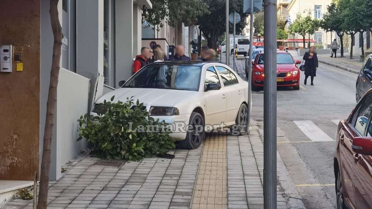 Λύθηκε το χειρόφρενο, χτύπησε ταξί και κατέληξε στο πεζοδρόμιο
