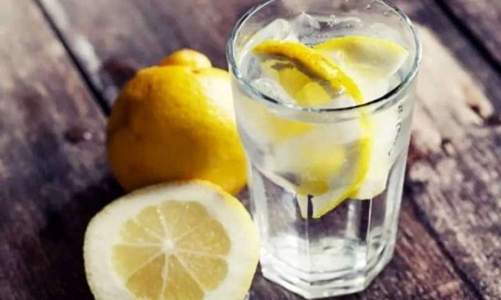 Πίνετε νερό με λεμόνι κάθε πρωί -Τι θα συμβεί στο σώμα σας