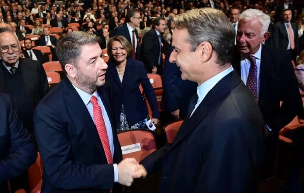 Τι θα συζητήσουν σήμερα Μητσοτάκης και Ανδρουλάκης πίσω από τις κάμερες