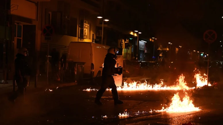 Τουρκικά ΜΜΕ: Επίθεση με μολότοφ σε αστυνομικούς που βρίσκονταν στο Γενικό Προξενείο της Τουρκίας στη Θεσσαλονίκη!