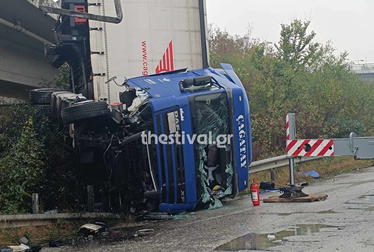 Εκτροπή νταλίκας στον δρόμο από Ασβεστοχώρι για Ρετζίκι