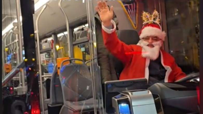 Θεσσαλονίκη: «Viral» ο Οδηγός που ντύθηκε Άγιος Βασίλης και έπιασε το τιμόνι