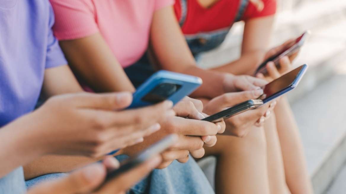 Τα social μεγαλώνουν παιδιά με πανικό – Η Ολανδία προτείνει ψηφιακό αποκλεισμό