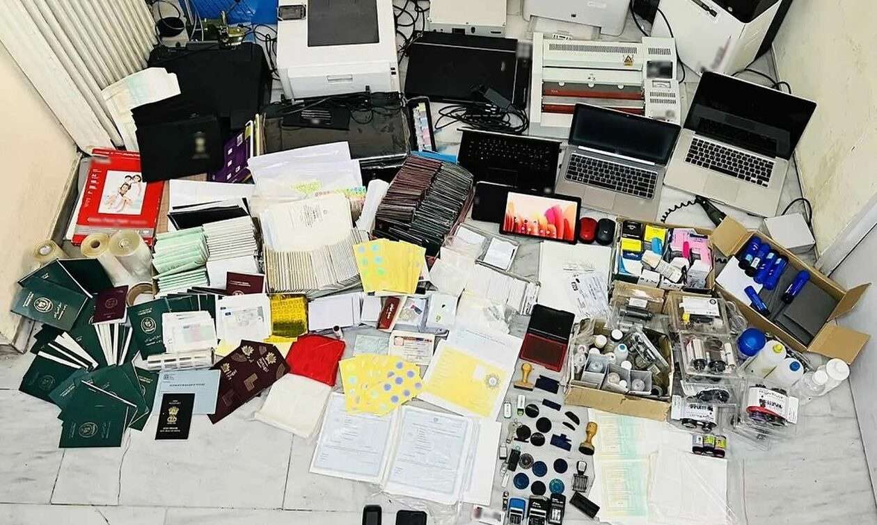 Διπλή σύλληψη αλλοδαπών σε Κολωνό και «Ελευθέριο Βενιζέλο» -Δικογραφία για πλαστογραφία εγγράφων