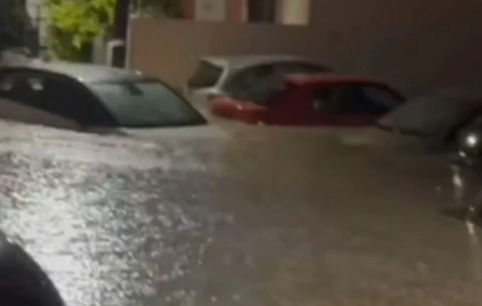 Νύχτα-κόλαση στη Ρόδο: Πλημμύρισαν σπίτια, παρασύρθηκαν αυτοκίνητα – Κίνδυνος πλημμυρών και στην Αττική