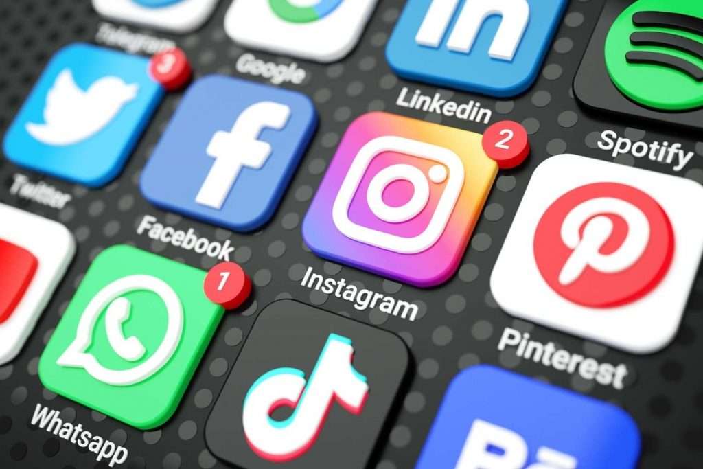 ΗΠΑ: Οι μισοί Αμερικανοί ενημερώνονται μέσω social media – 1 στους 5 εμπιστεύεται το TikTok