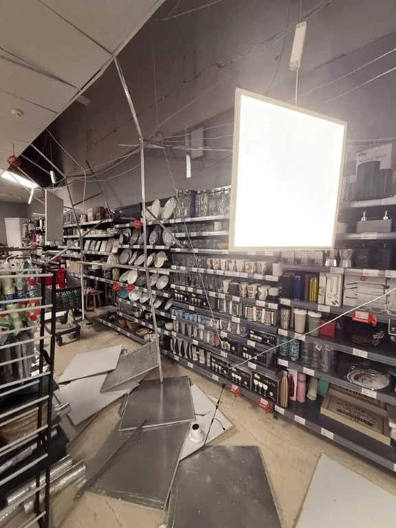 Η στιγμή που ο σεισμός των 4,7 Ρίχτερ χτυπά σούπερ μάρκετ στο Αγρίνιο (βίντεο)