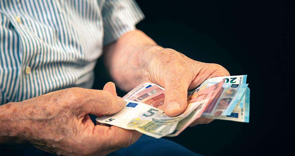 Συντάξεις: Μειώθηκαν οι αποδοχές 44.000 συνταξιούχων του ΕΦΚΑ – Τι άλλαξε