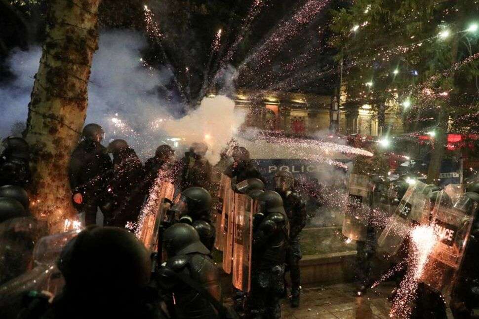 Εκατοντάδες συλλήψεις και μυστηριώδεις ξυλοδαρμοί στη Γεωργία κατά των διαδηλώσεων υπέρ της ΕΕ