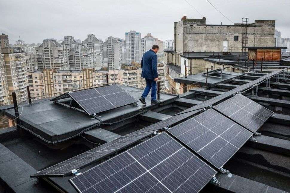 Οι Ουκρανοί βρίσκουν νέες πηγές ενέργειας για να νικήσουν τις διακοπές ρεύματος καθώς φτάνει ο χειμώνας