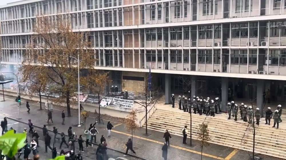 Θεσσαλονίκη – Επεισόδια με μολότοφ από κουκουλοφόρους έξω από τα Δικαστήρια (Βίντεο)