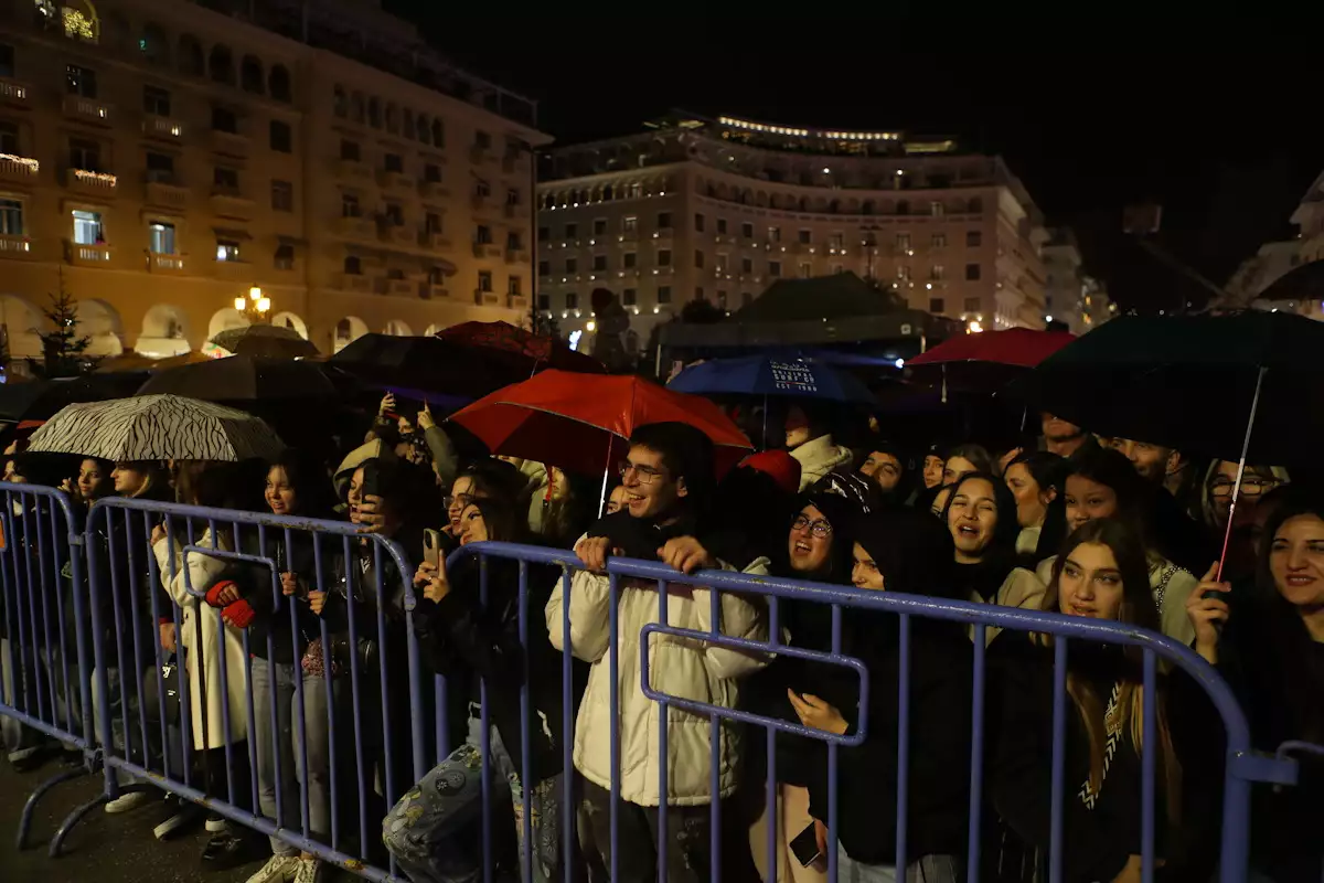 Θεσσαλονίκη: Υπό βροχή η φωταγώγηση του Χριστουγεννιάτικου δέντρου -Συναυλία Onirama και Μιχάλη Χατζηγιάννη