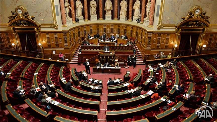 Μελανσόν και Λεπέν κατέθεσαν πρόταση μομφής