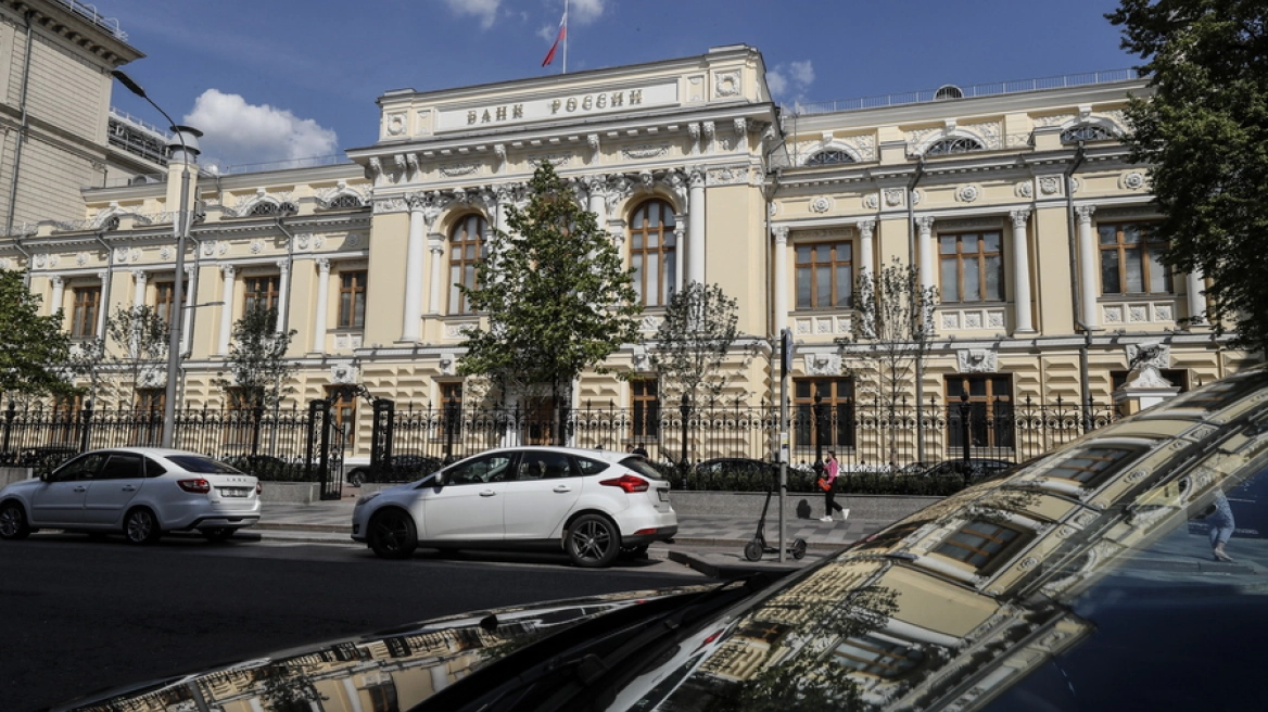 Ρωσία: Η κεντρική τράπεζα «εξετάζει» νέα άνοδο των επιτοκίων