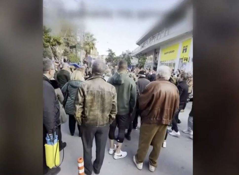Χαλάνδρι: Οργή σε κατοίκους με ανεύθυνο οδηγό που πάρκαρε στη μέση του δρόμου επειδή ήθελε να ψωνίσει